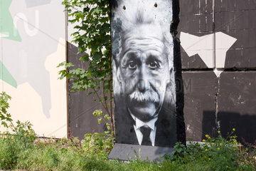 Berlin  Deutschland  Mauersegment mit Einstein-Konterfei in der Koepenicker Str. in Berlin-Mitte