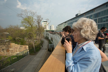 Berlin  Deutschland  Menschen auf der Terrasse des Bikini-Hauses schauen auf den Zoo Berlin