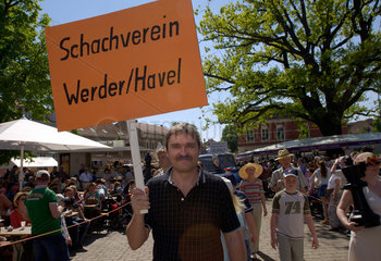Werder (Havel)  Deutschland  Mann mit Schild des oertlichen Schachvereins