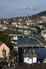 Zuerich  Schweiz  Blick ueber den Limmat auf die Altstadt