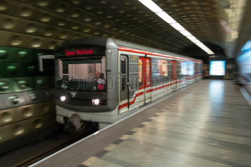 Prag  Tschechien  eine U-Bahn faehrt in den Bahnhof ein