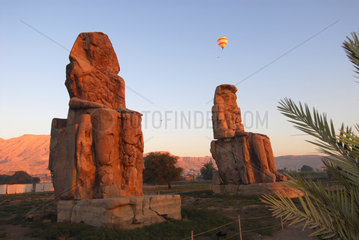 Luxor  Aegypten  die Memnonkolosse