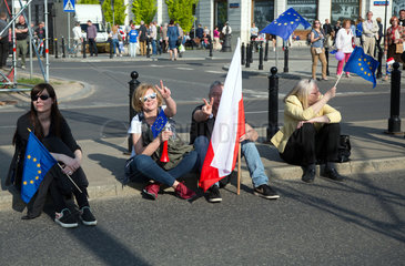 Warschau  Polen  Demonstranten mit Polen- und Europafahnen ruhen sich aus