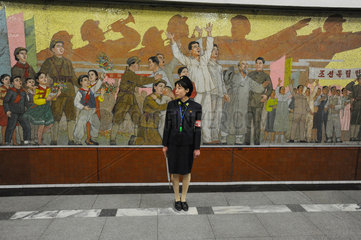 Pjoengjang  Nordkorea  eine Bahnsteigaufseherin auf einer U-Bahnhaltestelle