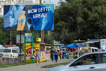 Chisinau  Republik Moldau  Werbetafel fuer eine Limonade an einer grossen Kreuzung