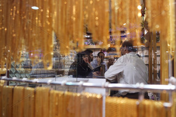 Dubai  Vereinigte Arabische Emirate  Menschen in einem Gold Souq im Zentrum der Altstadt