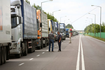 Koroszczyn  Polen  LKW-Fahrer warten in der Schlange fuer die Ausfuhr