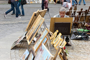 Breslau  Polen  ein Strassenmaler inmitten seiner Gemaelde auf dem Marktplatz