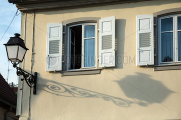 Weissenburg  Frankreich  Schatten einer Laterne an einer Hausfassade