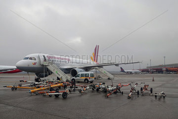 Berlin  Deutschland  A 319 der Germanwings und Schleppstangen auf dem Vorfeld des Flughafen Berlin-Tegel