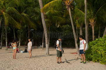 Singapur  Republik Singapur  Besucher am Palawan Strand auf der Insel Sentosa