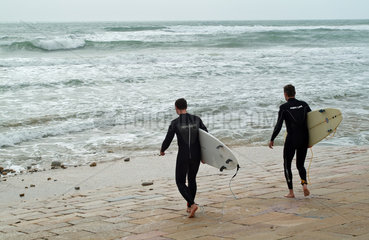 Algarve  Portugal  Surfer mit ihrem Surfbrett am Strand