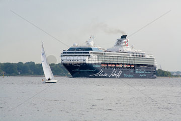 Kiel  Deutschland  Kreuzfahrtschiff -Mein Schiff- beim Auslaufen aus der Kieler Foerde