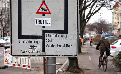Berlin  Deutschland  Umfahrungshinweisschild am Mehringdamm