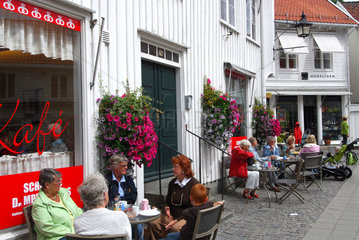 Mandal  Norwegen  Menschen in einem Strassencafe