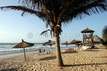 Banjul  Gambia  Einheimische und Besucher am Strand