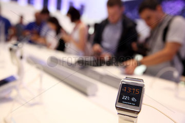 Berlin  Deutschland  Besucher testen die neuen Samsung Galaxy Gear auf der IFA 2013