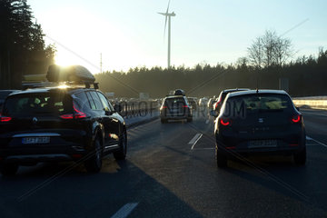 Lederhose  Deutschland  zaehfliessender Verkehr auf der A 9 am Abend
