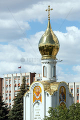 Tiraspol  Republik Moldau  Regierungs- und Parlamentsgebaeude und Georgskapelle