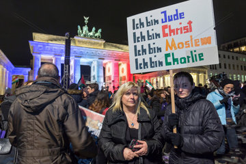 Berlin  Deutschland  Mahnwache des Zentralrats der Muslime anlaesslich der Terroranschlaege in Paris