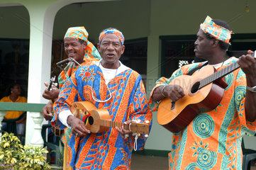 St. Georges  Grenada  Einheimische machen Strassenmusik