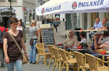 Saarbruecken  Deutschland  Strassencafes am Sankt-Johanner-Markt