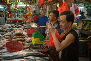 Singapur  Republik Singapur  Fischverkaeufer im Tekka-Markt in Little India