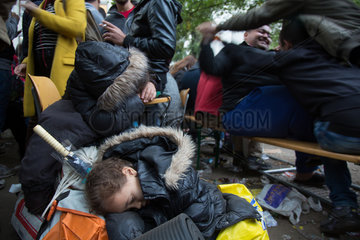 Berlin  Deutschland  Maedchen schlafen vor dem Lageso