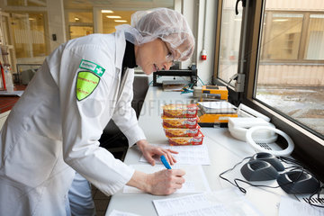 Berlin  Deutschland  Mitarbeiterin in der Lebensmittelkontrolle bei Freiberger Lebensmittel