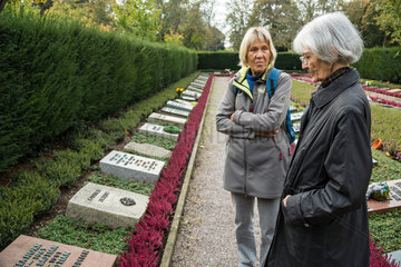 Karlsruhe  Deutschland  Frauen vor einem Grab auf dem Hauptfriedhof