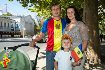 Kischinau  Republik Moldau  Familie in moldawischen Farben am Unabhaengigkeitstag