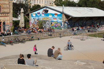 Berlin  Deutschland  Menschen im Goerlitzer Park in Kreuzberg
