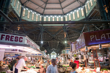 Barcelona  Spanien  Besucher auf dem Sant Antoni Markt