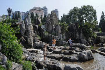 Pjoengjang  Nordkorea  Kinder spielen auf Felsen im Mansudae Brunnenpark
