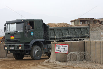 Mazar-e Sharif  Afghanistan  Bundeswehr ISAF Laster am Maingate in Camp Marmal