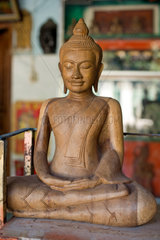 Phnom Penh  Kambodscha  eine aus Holz geschnitzte Buddhafigur