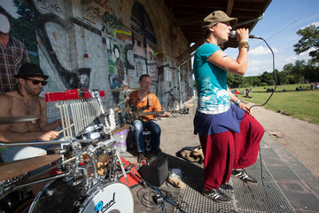 Berlin  Deutschland  Gruppe Waldzoo macht Musik im Goerlitzer Park