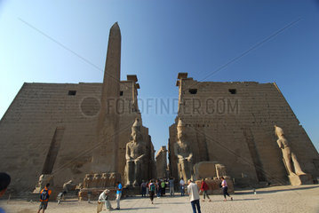 Luxor  Aegypten  Besucher am Luxor-Tempel