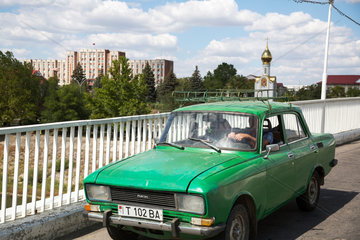 Tiraspol  Republik Moldau  ein Lada auf der Bruecke ueber den Dnister