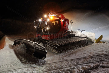 Krippenbrunn  Oesterreich  Schneeraupe praepariert in der Nacht eine Skipiste