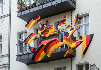Berlin  Deutschland  Balkon voll mit Deutschlandfahnen