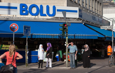 Berlin  Deutschland  Passanten warten an einer Fussgaengerampel auf Gruen