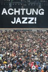 Berlin  Deutschland  Achtung Jazz! - Buehnenkulisse vor dem Aerzte-Konzert