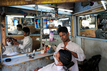 Mumbai  Indien  ein Herrensalon im Dharavi Slum