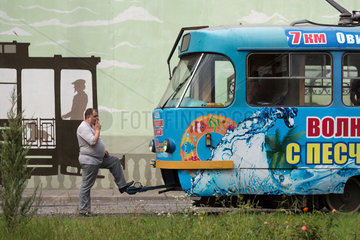 Odessa  Ukraine  Strassenbahnfahrer bei Zigarettenpause