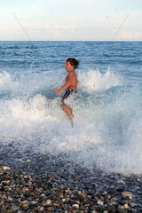 Taormia  Italien  Junge wird beim Baden im Meer von einer Welle erfasst