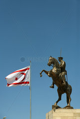 Nikosia  Tuerkische Republik Nordzypern  Atatuerk-Denkmal mit Flagge