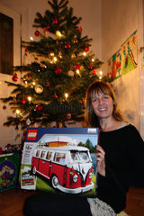 Berlin  Deutschland  Frau freut sich ueber ihr Weihnachtsgeschenk