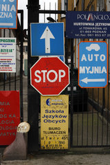 Posen  Polen  verschiedene Schilder an einem Tor in Posen