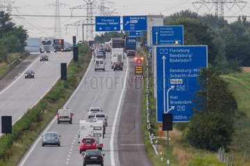 Rade  Deutschland  Verkehr auf der Bundesautobahn 7 Richtung Rader Hochbruecke